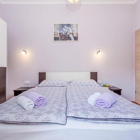 Apartments Krc Pinezići エクステリア 写真